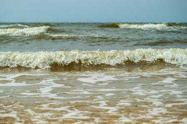 Atmosferik manzaralar dramatik Baltık Denizi, dalgalar ve su sıçramaları. Dengesiz hava koşulları, iklim değişikliği. Stormy, soyut arka planlar. Riga Körfezi