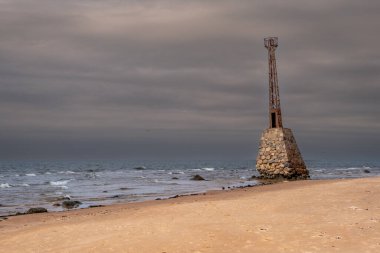 Baltık Denizi kıyısındaki eski Kurmraga deniz feneri. Letonya Riga Körfezi 'nde sonbahar günü.