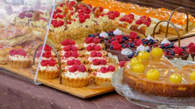 Ahududulu kek. Masada ev yapımı ahududulu kek var. Çiftçi pazarındaki ahududulu kekin yakın çekimi.