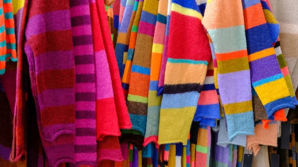 Verschiedene Farben Aus Wolle Gestrickt Von Der Schulter Kleidung Auf — Stockfoto