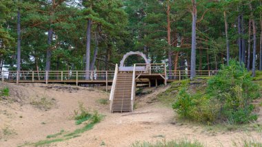 Letonya, Saulkrasti, popüler turistik Sunset Trail. Güvenli bir yürüyüş için ahşap bir patika Ve deniz kenarında gün batımını izlemek
