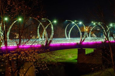 Gece manzarası aydınlık köprü, akşam ışığı, sis, Gauja, Valmiera Letonya