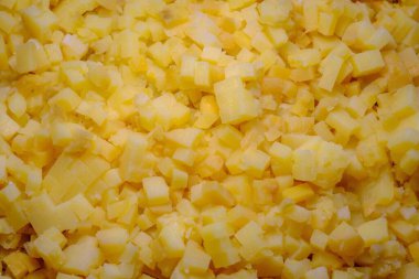 Küçük küplere kesilmiş haşlanmış patates. Büyük miktarlarda salata yapıyorlar..