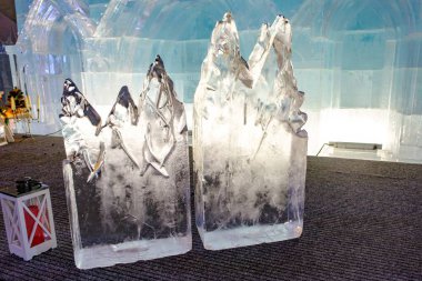 Baloncuklu büyük, temiz dikdörtgen buz blokları. Hava kabarcıkları olan saf donmuş buz bloğu.