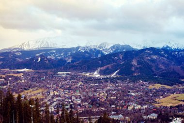 Güzel manzara dağlar, Gubalowka, Polonya Tatra Dağları tepesinden Zakopane adlı görüntülemek