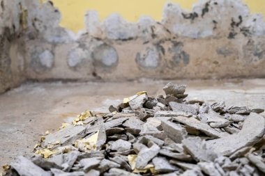 Görünür hasar ve onarım işaretleriyle tadilat yapılan bir oda..