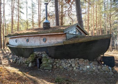 Tekne şeklinde eşsiz bir ev. Huzurlu bir ormanda çam ağaçları ve kayaların arasına kurulmuş..