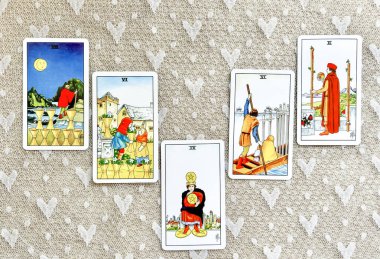 Tarot beş tarot kartıyla okuma fikri yaydı.