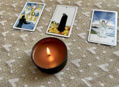 Tarot üç tarot kartıyla okuma fikri yaydı.