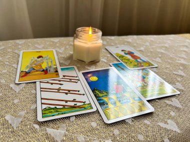 Mumlu tarot kartları.