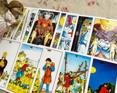 Meleksi bir nesneyle Tarot kartları
