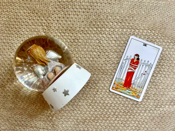 Tarot bir tarot kartıyla okuma kavramını yaydı.