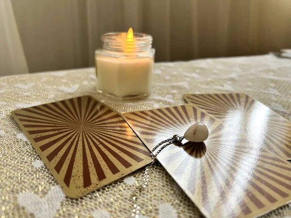 Mum ve şifalı kristal kolye sarkaçlı tarot kartları.