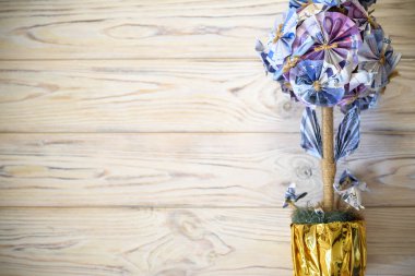 Altın saksıda EURO banknotlarından yapılmış dekoratif ağaç. Banka mevduatı tasarruf kavramı.