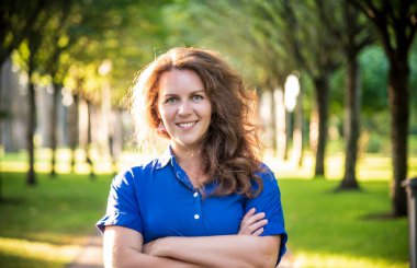 Kameraya bakan yakışıklı beyaz bir kadının portresi, dinginlik, tasasız konsept. Moda modeli.