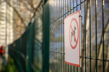 Köpekler çitte şarkı söyleyemez..