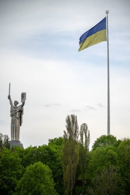 Ukrayna bayrağı Kyiv 'deki Anavatan Heykeli' nin yanında..