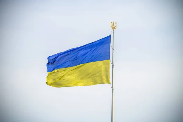 Ukraina Flaga Duży Narodowy Symbol Trzepotanie Błękitnym Niebie Duży Żółty — Zdjęcie stockowe