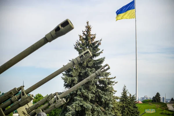 Группы Старинных Военных Орудий Фоне Государственного Флага Украины Дульный Тормоз — стоковое фото
