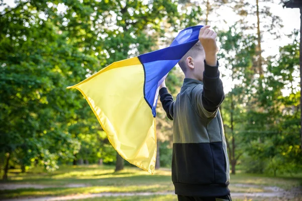 Priez Pour Ukraine Garçon Avec Drapeau Ukrainien Qui Dirige Parc — Photo