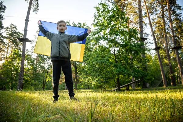 Módl Się Ukrainę Chłopiec Ukraińską Flagą Prowadzący Letni Park Mały — Zdjęcie stockowe