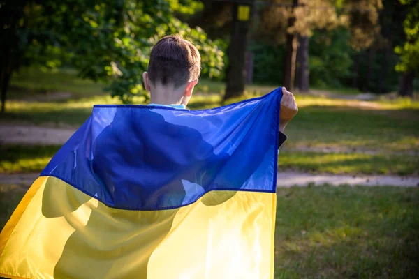 Молитесь Украину Мальчик Украинским Флагом Управляет Летним Парком Малыш Размахивает — стоковое фото