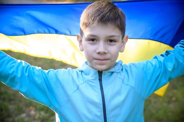 Моліться Україну Хлопчик Українським Прапором Керує Літнім Парком Маленький Малюк — стокове фото