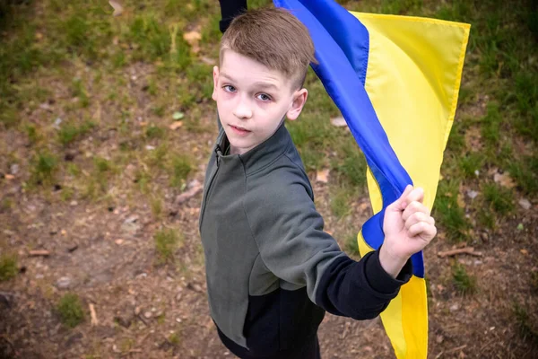 Ουκρανό Αγόρι Κυματιστή Σημαία Και Προσεύχεται Σταματήσει Τον Πόλεμο Στην — Φωτογραφία Αρχείου