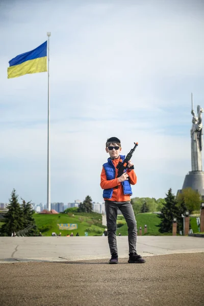Мальчик Делает Фотографию Фоне Памятника Родине Украинского Флага Парень Держит — стоковое фото