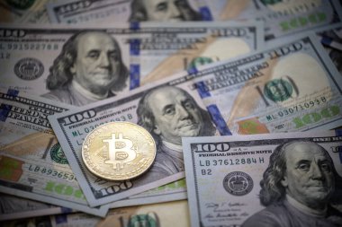 100 dolarlık banknotlarda Bitcoin 'in altın sembolik parası. Bitcoin 'i bir dolarla takas et. Amerikan dolarları üzerinde kripto para birimi. Dijital modern ödeme yöntemi. Tasarruf, yatırım kavramı.