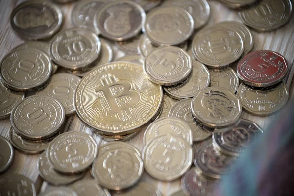 Bitcoin Sobre Moneda Hryvnia Ucraniana Cerca Imágenes de stock libres de derechos