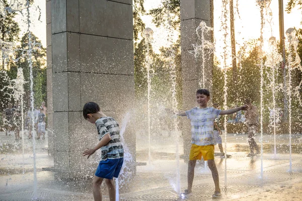 Fiúk Beugranak Szökőkútba Gyerekek Játszanak Egy Városi Szökőkúttal Forró Nyári — Stock Fotó