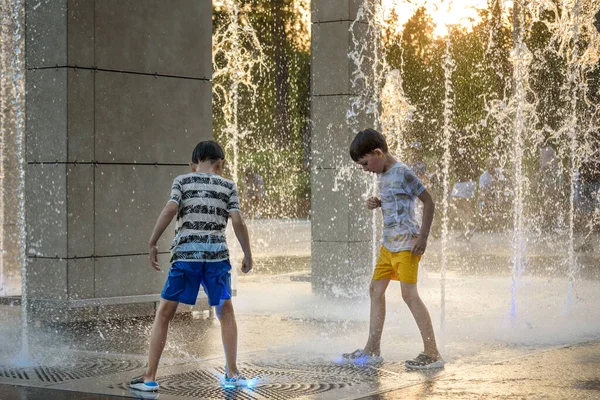 Chicos Saltando Fuentes Agua Niños Jugando Con Una Fuente Ciudad —  Fotos de Stock