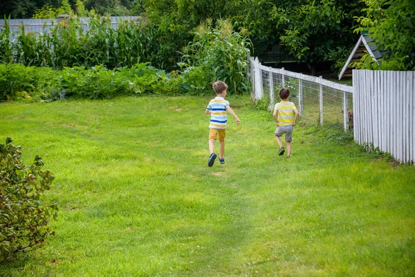Two Boys Running Summer Domestic Garden Village Outdoor Friendship Leisure — Stock Photo, Image