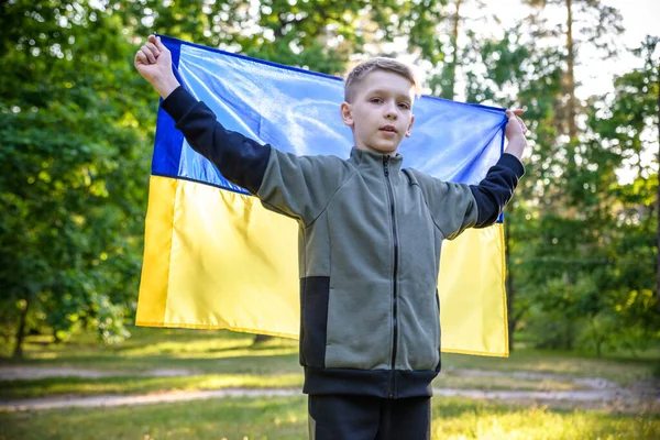 Rezem Pela Ucrânia Menino Com Bandeira Ucraniana Correndo Parque Verão — Fotografia de Stock