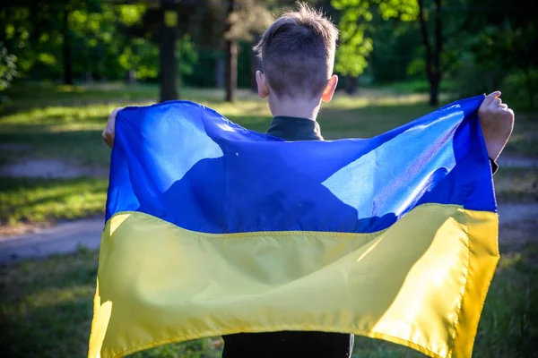 Молитесь Украину Мальчик Украинским Флагом Управляет Летним Парком Малыш Размахивает — стоковое фото