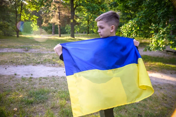 Rezem Pela Ucrânia Menino Com Bandeira Ucraniana Correndo Parque Verão — Fotografia de Stock