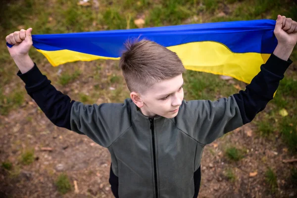 Rapaz Ucraniano Com Bandeira Acenando Rezando Para Parar Guerra Ucrânia — Fotografia de Stock