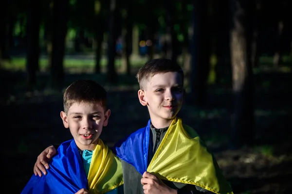 Flaggor Ukraina Händerna Två Pojkar Barn Håller Ukrainska Flaggor Gula — Stockfoto