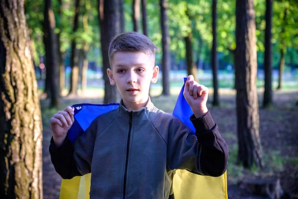 Adolescent Patriote Inquiet Porte Drapeau Bleu Jaune Ukrainien Sur Ses — Photo