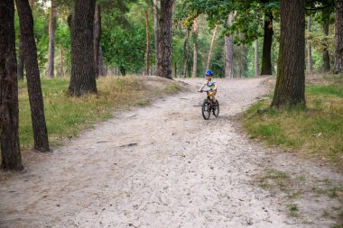 Bisikletçi Offroad Trail 'deki kumlu tepeden aşağı doğru gidiyor..