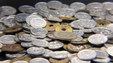 Koyu siyah arka plana düşen Japon yen paralarını kapatın. 4K video klipleri