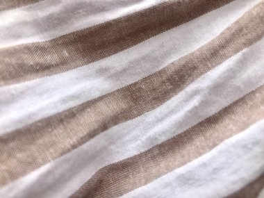 Arkaplan için ince desenli kahverengi ve beyaz çizgili kumaş