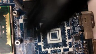 Profesyonel teknisyen dizüstü bilgisayarını fırçayla temizliyor. Bilgisayar tamircisi elektronik devre kartındaki tozu temizliyor. 4K video klipleri