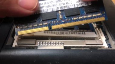 Profesyonel teknisyen dizüstü bilgisayar belleği yükler. Tamirci bilgisayarları tamir eder ve bakımını yapar. Hafıza güncellemesi. Masaüstü bilgisayar donanımı. 4k video klibi