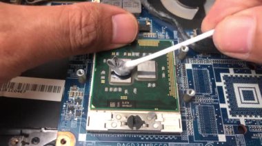 Bilgisayardaki işlemciye termal yapıştırıcı uygulayan bir teknisyen. Tamirci en iyi performansı sağlamak için rutin bilgisayar bakımını yapar. 4k video klipleri