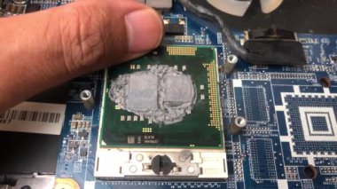 Bir bilgisayar teknisyeni elinde kalan termal macunu dikkatlice temizler. 4k video klibi