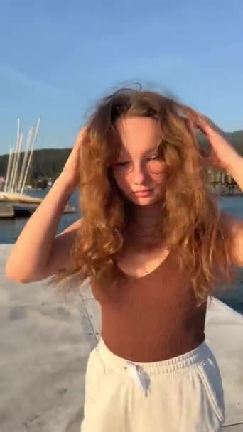 Hermosa Adolescente Con Pelo Castaño Claro Que Fluye Con Pecas — Vídeo de stock