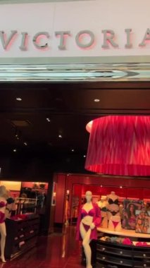 Mankenler Guildford Şehir Merkezi Victorias Gizli İç çamaşırı mağazası Metrotown Surrey Burnaby bc Canada Girişi 'ndeki parlak kırmızı Metropolis 27.10.2022 alışveriş merkezindeki bir mağazaya iç çamaşırı giymiştir.