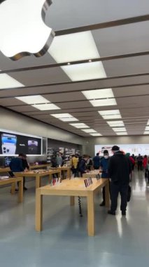 Apple mağazası telefonları iPhone insanlar Apple imzalı Guildford Şehir Merkezi Metropolis Metrotown Surrey Burnaby bc Canada 27.10.10.2022